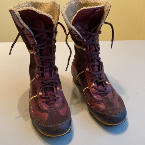 Women’s Timberland Boots - Picture 2 of 5